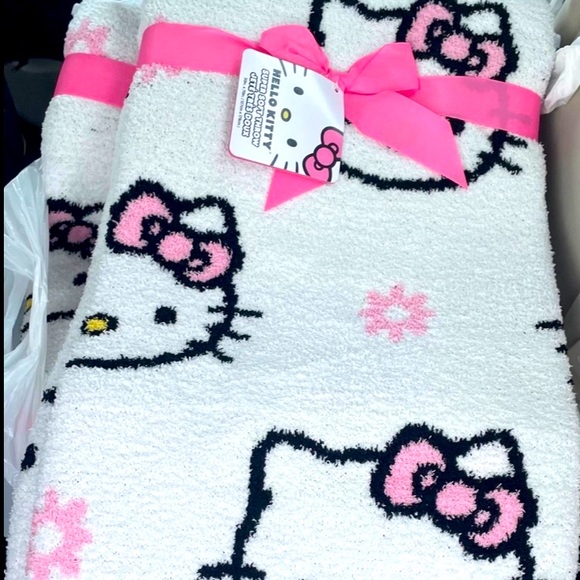 FIRST OFFER GETS IT Hello Kitty Blanket FIRST REASONABLE OFFER GETS IT - Picture 1 of 2